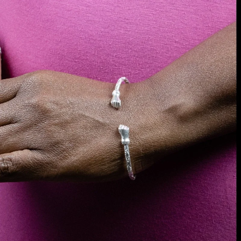 Simple Wedding Bangles-Light  Bangle with Fists Diamante Pattern